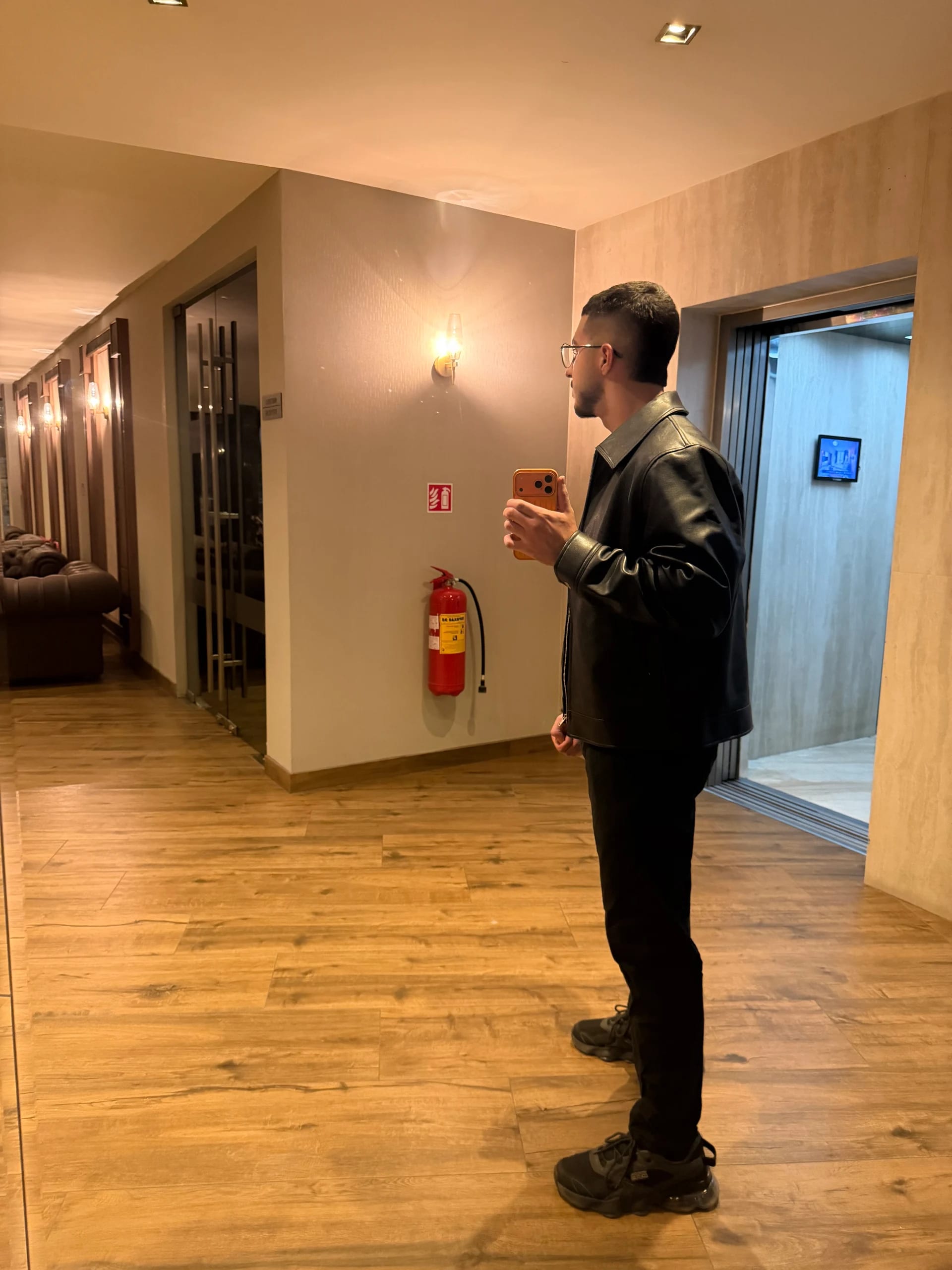 martinraykov Снимка подходяща за бранд за дрехи, self story, reels, тикток цитати и много други визуализация